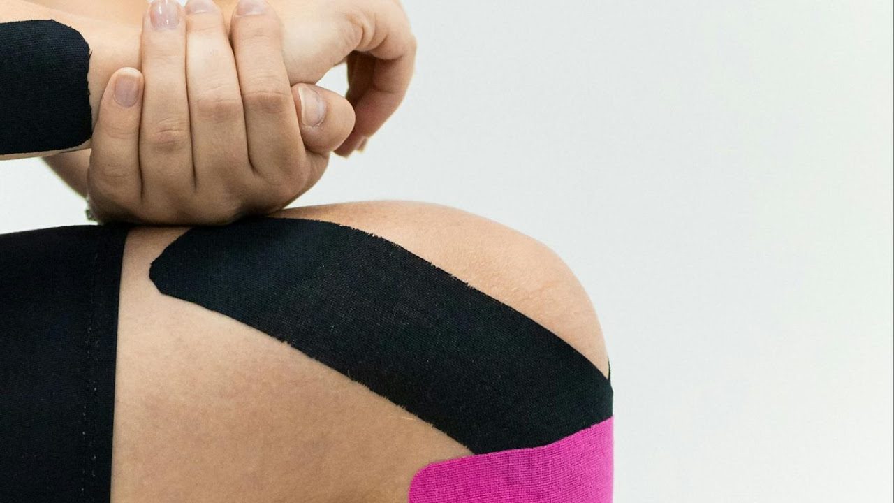 Rodilla con vendaje neuromuscular alrededor de la rótula para tratar la condromalacia rotuliana